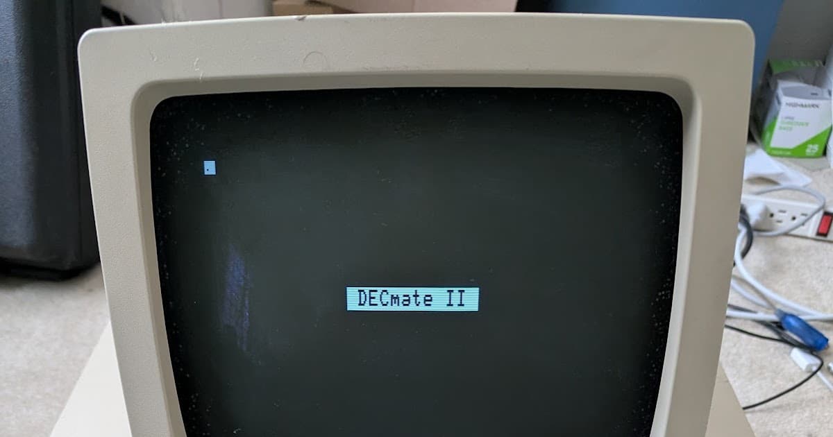 Fotografía de un DECmate II con su monitor CRT y teclado, polvoriento pero funcional