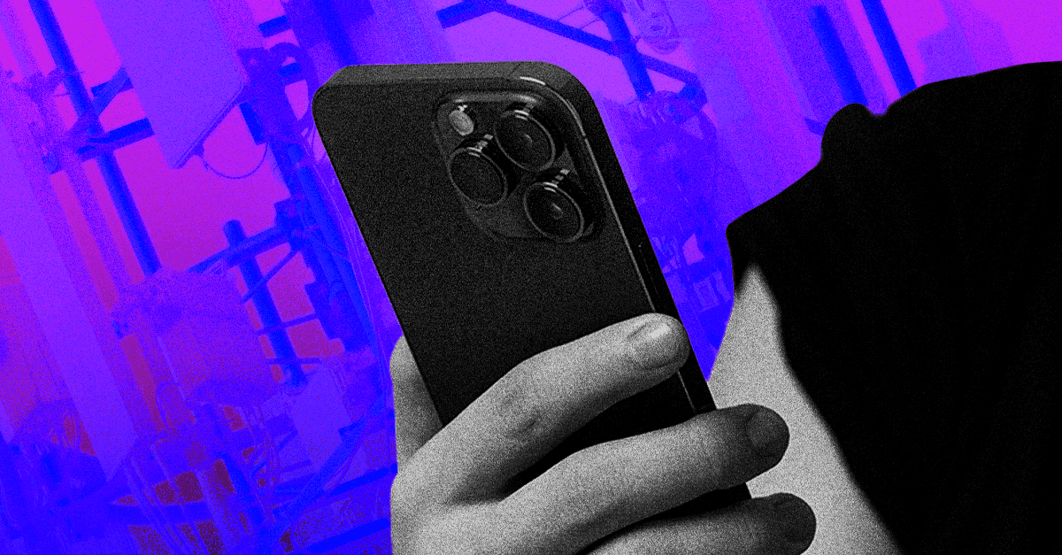 Tres teléfonos inteligentes sobre una mesa con los logos de T-Mobile, AT&T y Verizon en las pantallas