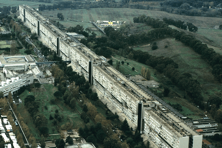 Fotografía del rascacielos abandonado de Italia, con fachada deteriorada y entorno vacío, mostrando el contraste entre e