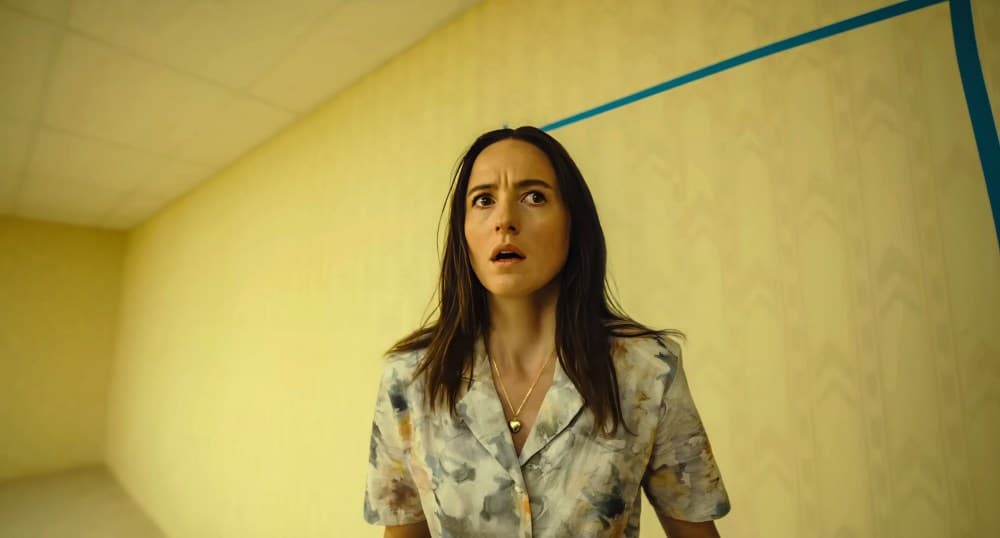 Escena de la película Backrooms con pasillos interminables y luces fluorescentes