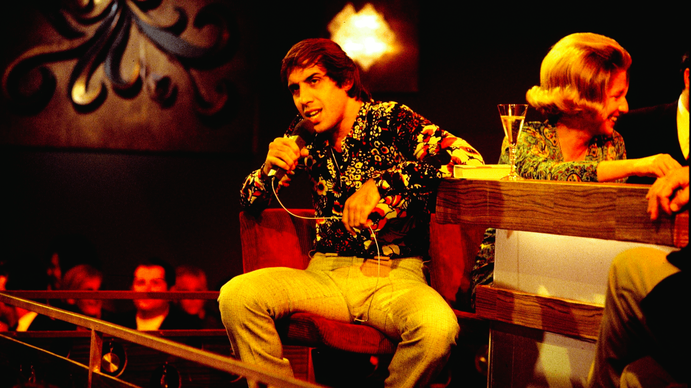 Portada del sencillo 'Prisencolinensinainciusol' de Adriano Celentano, con colores retro y tipografía psicodélica.