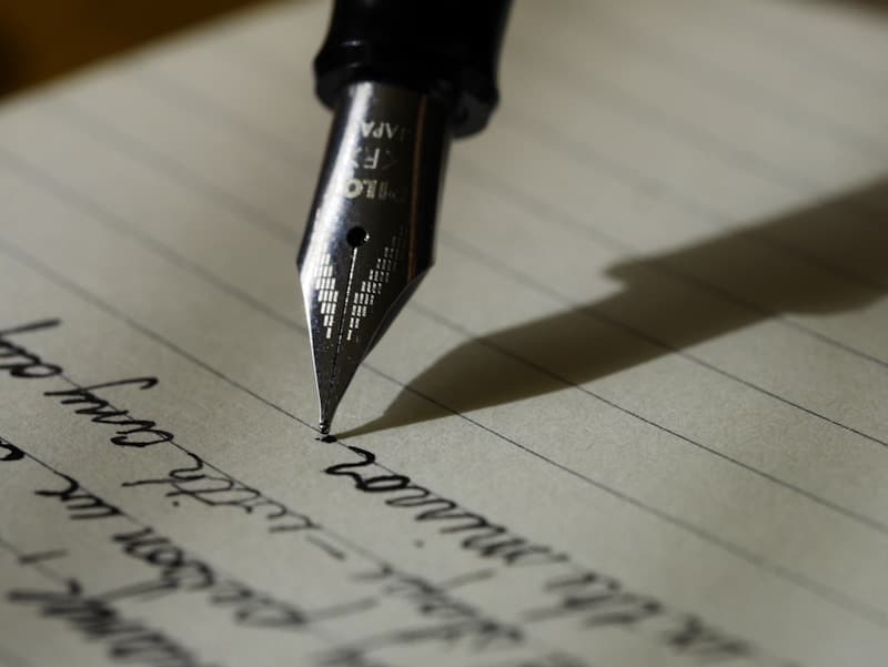 Busto de Marco Aurelio en tonos sepia, con texto superpuesto 'Estoicismo para rumiantes'