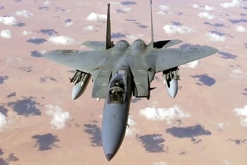 Misil portátil tipo MANPADS sobre fondo de un caza F-15 en vuelo