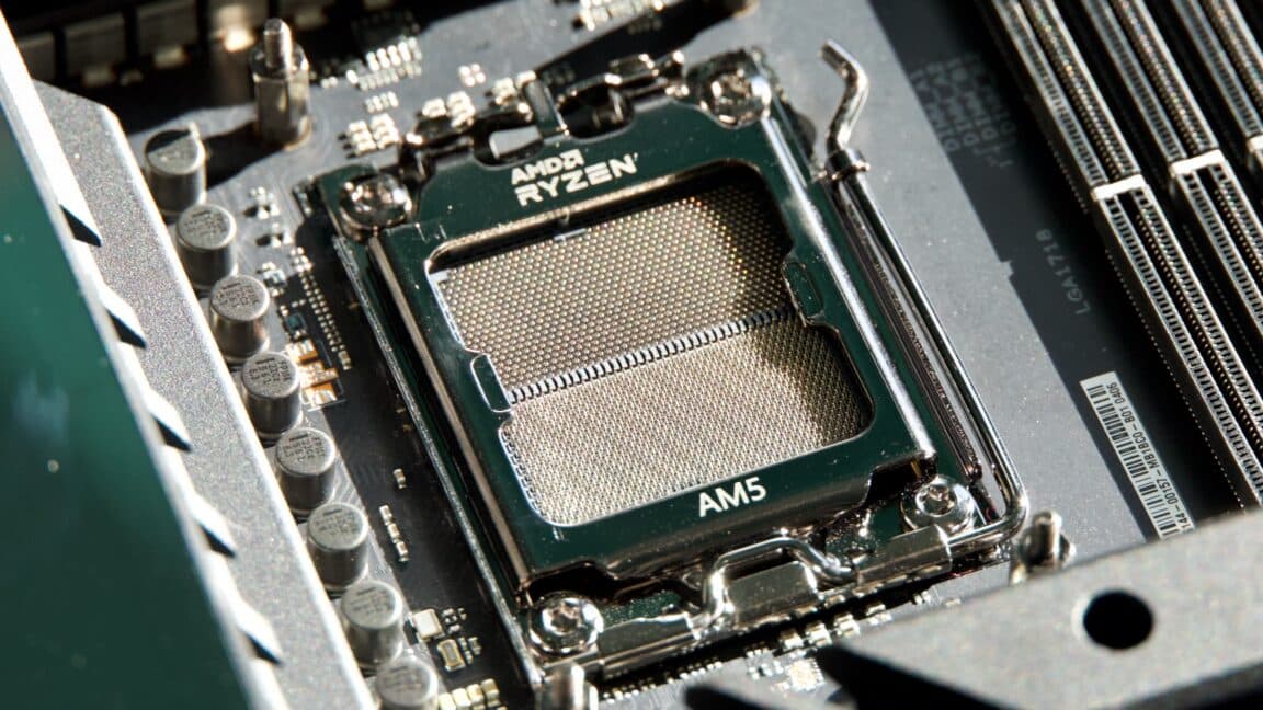 Primer plano de una placa base con socket AM5 y un procesador Ryzen instalado