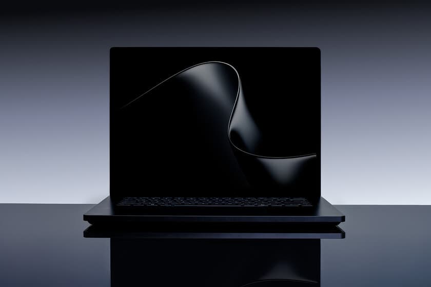 Microsoft Surface Laptop Ultra abierto sobre un escritorio minimalista, con pantalla encendida mostrando una interfaz de