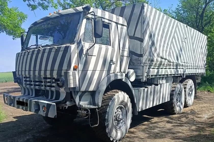 Tanque ruso cubierto con pintura de camuflaje aplicada a mano, en un paisaje nevado de Ucrania