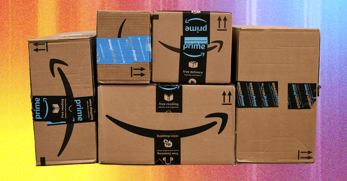 Persona usando smartphone con fondo de ofertas de Prime Day, pero con expresión calmada y enfoque selectivo.
