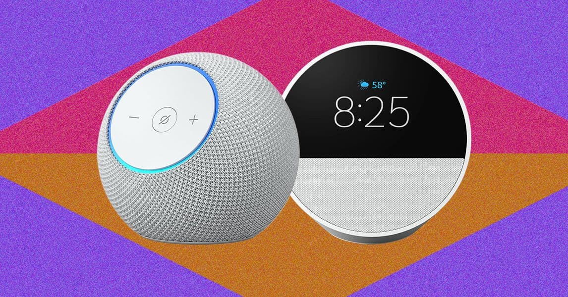 Amazon Echo Dot Max sobre una mesa de madera, con luz ambiental suave.