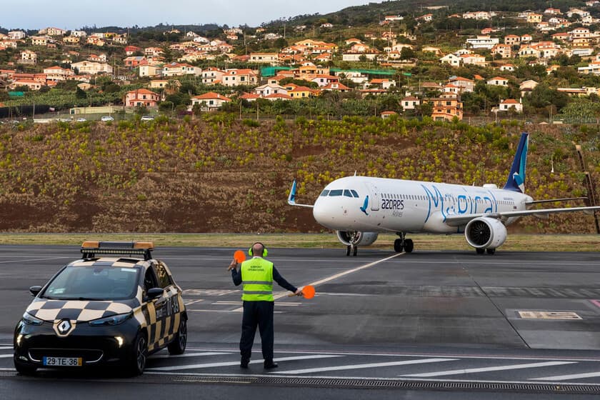Vista aérea del aeropuerto de Madeira con fuertes olas y viento