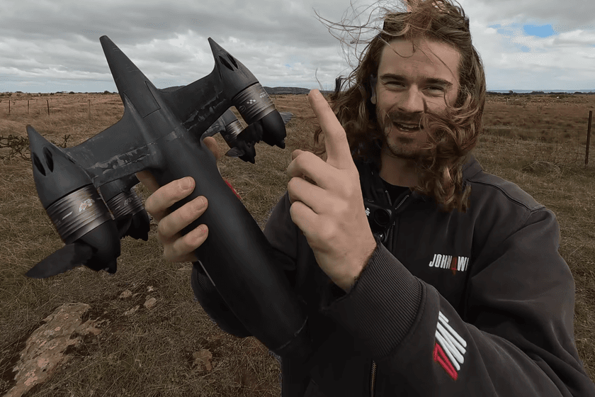 Dron Blackbird de Ben Biggs en vuelo a alta velocidad sobre un paisaje desértico