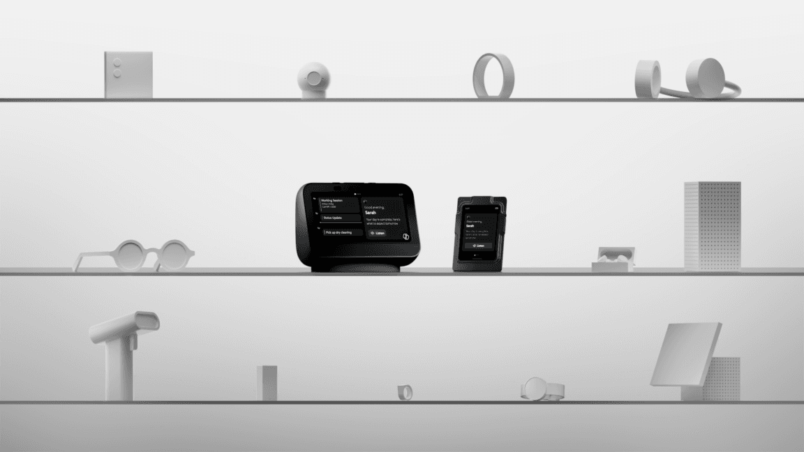 Mockup de un dispositivo con pantalla minimalista mostrando una tarjeta adaptativa generada por un agente