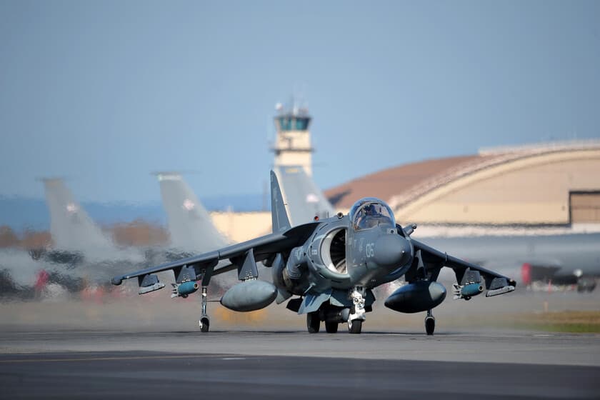 Un cazabombardero Harrier AV-8B desmontado en piezas sobre un hangar militar
