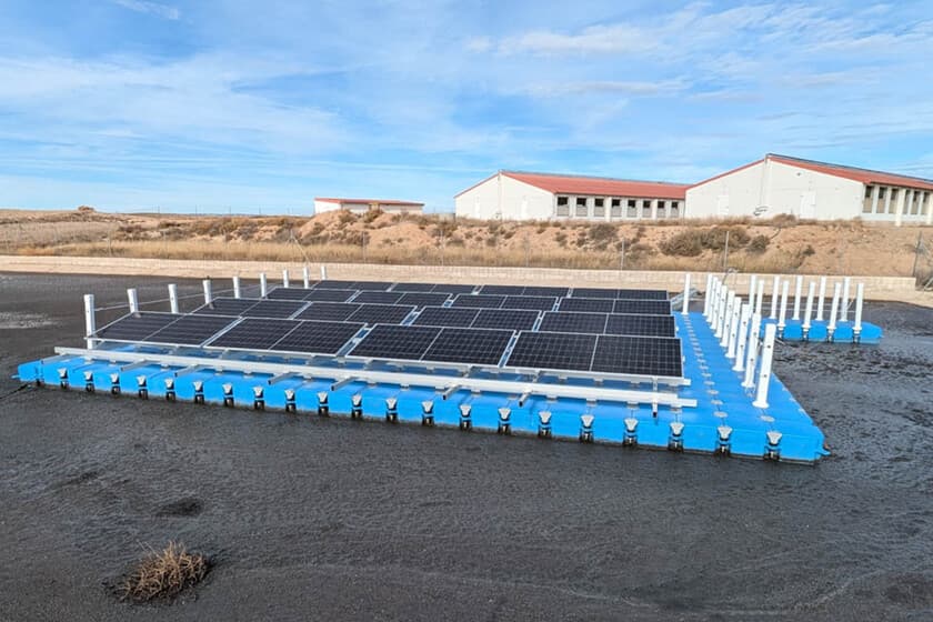 Paneles solares flotantes sobre una balsa de purines en una granja de Aragón