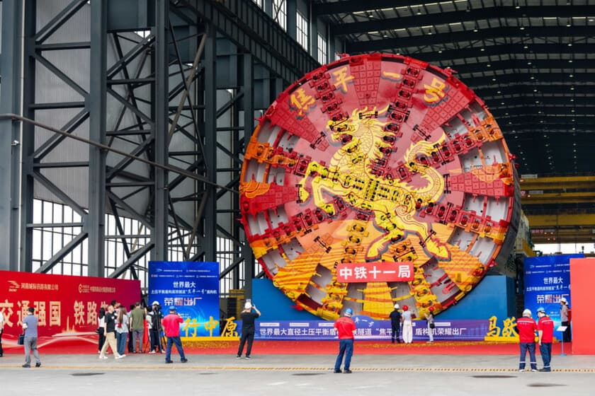 Vista interior de la tuneladora Jianghai, mostrando su estructura cilíndrica y trabajadores para escala