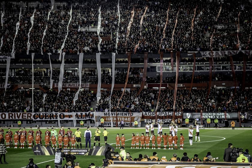 Estadio de fútbol vacío con cartel de prohibición de entrada a morosos