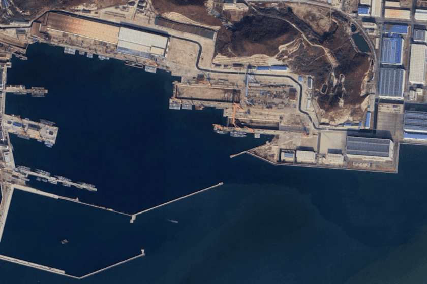 Imagen satelital de un submarino chino en una base submarina
