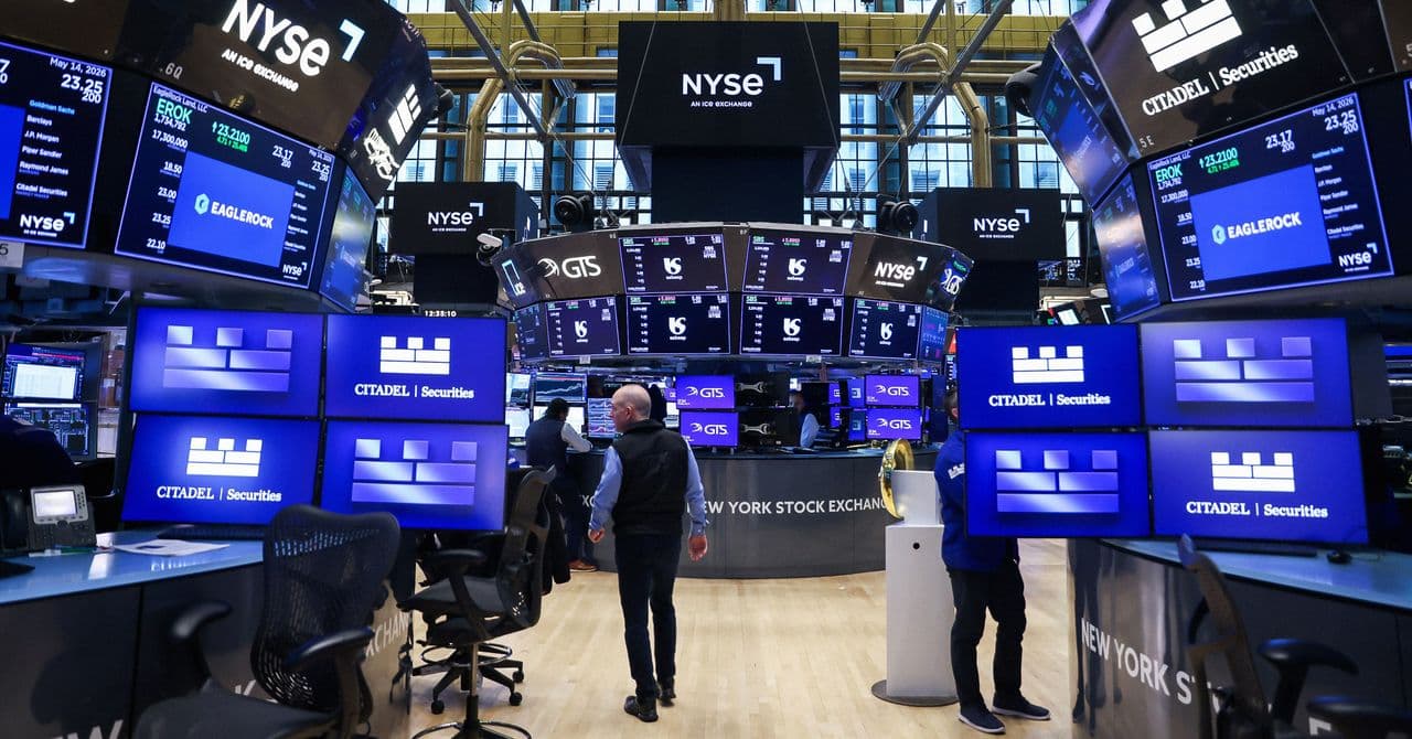 Ilustración de un chip cuántico sobre un fondo de gráficos bursátiles