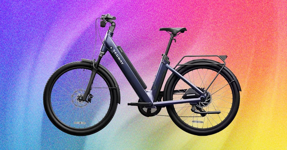 Bicicleta eléctrica Segway Myon en un entorno urbano, con pantalla integrada y radar trasero visible.