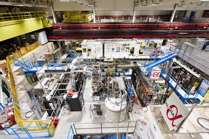 Ilustración de un átomo de antihidrógeno suspendido en una trampa magnética en el CERN