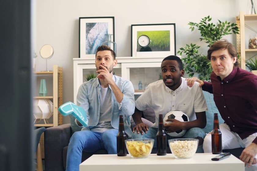 Televisor mostrando un partido de fútbol con la marca DAZN y texto '4K parcial'
