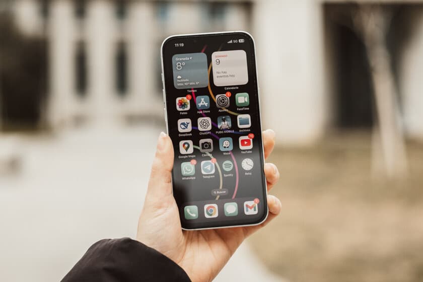 iPhone 13 en su caja sobre fondo blanco con etiqueta de precio de 504 euros