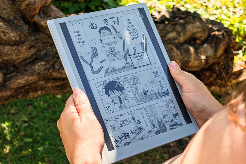 Boox Go 10.3 Gen II Lumi sobre una mesa, mostrando una nota manuscrita y una portada de libro en pantalla e-ink