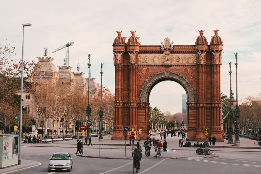 Gráfico descendente de natalidad en Barcelona con línea roja en el mínimo histórico