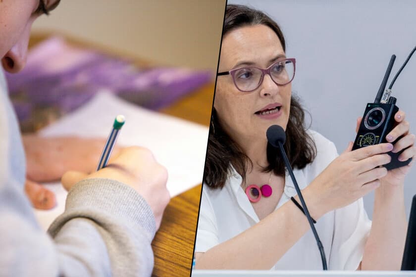 Estudiante en un aula de Selectividad con un detector de radiofrecuencia sobre la mesa