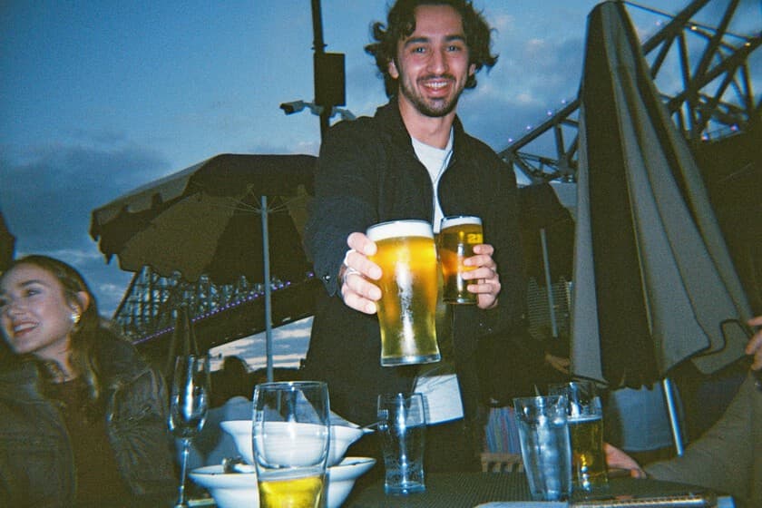 Botella de cerveza sin alcohol con burbujas y un fondo de laboratorio