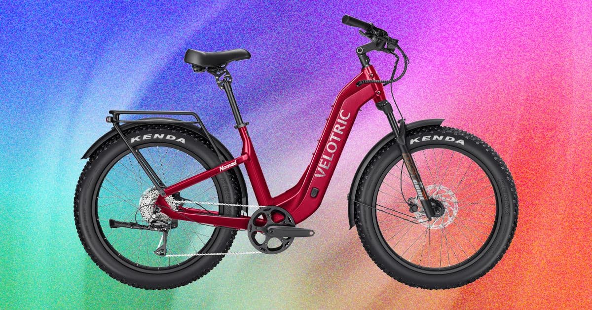 Velotric Nomad 2 fat tire e-bike en un camino de tierra al atardecer