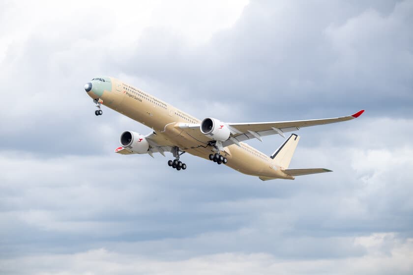 Airbus A350-1000ULR despegando al atardecer, con silueta de aeropuerto de fondo