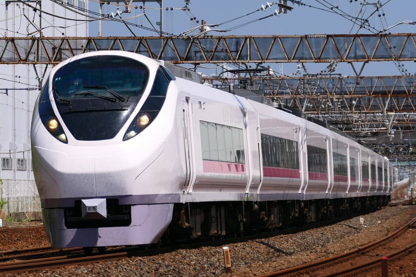Tren de alta velocidad circulando por la campiña española al atardecer