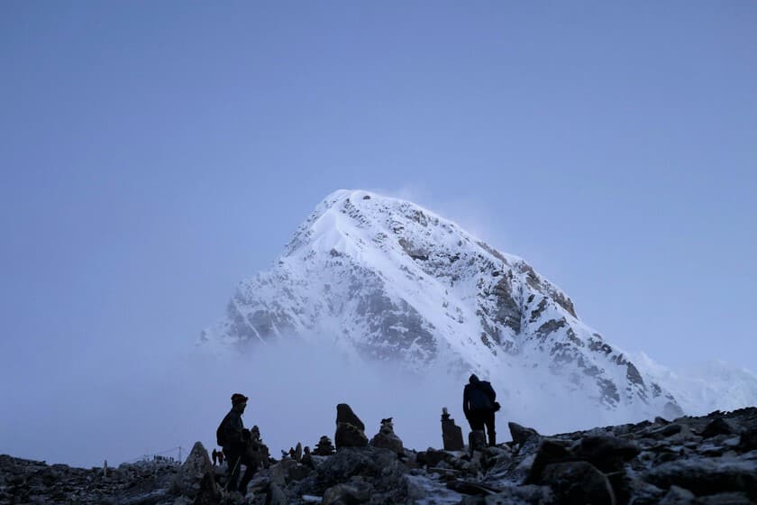 Montaña del Everest con topógrafos del siglo XIX tomando medidas
