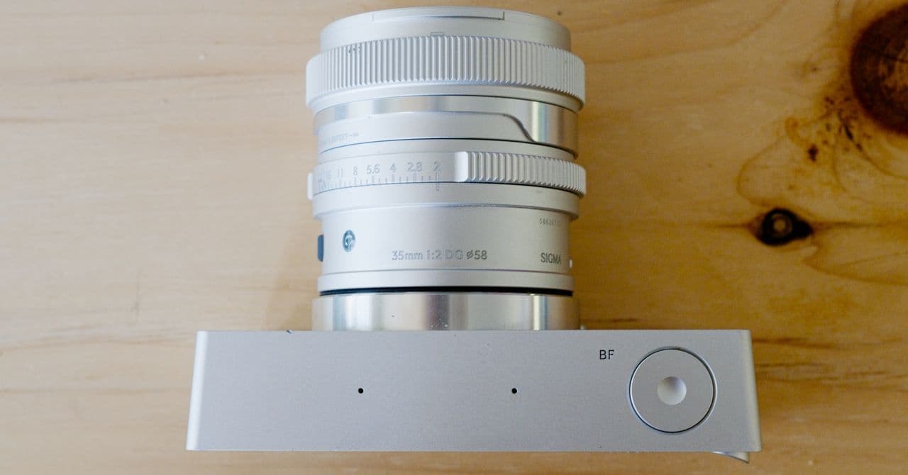 Sigma BF de perfil, mostrando su cuerpo de aluminio sin botones superfluos