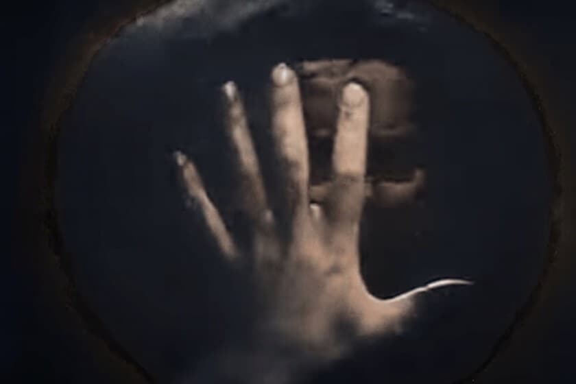 Fotograma en blanco y negro de una película de vampiros de los años 60 con un conde amenazante