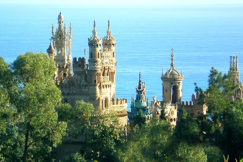 Vista del Castillo de Colomares en Benalmádena, Costa del Sol, con detalles de ladrillo y vidrieras