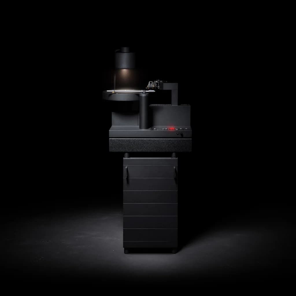 Fotografía del APC-2, un cortador de discos de vinilo de Teenage Engineering, de diseño minimalista en metal y plástico.