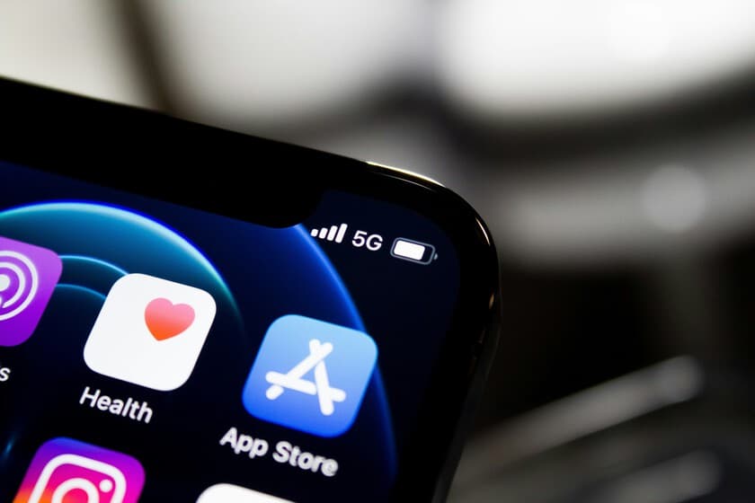 Gráfico que muestra una curva ascendente de lanzamientos de apps con IA y una curva descendente de descargas por app