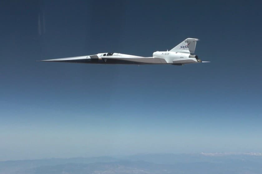 Avión experimental X-59 de la NASA en vuelo supersónico sobre un paisaje desértico