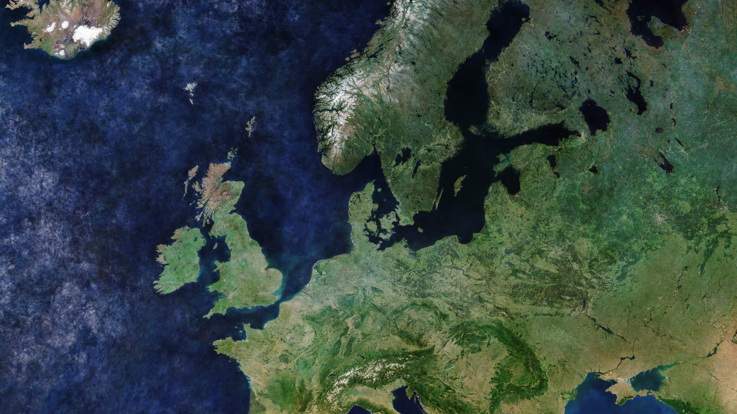 Mapa de Europa con zonas de interferencia GPS señaladas en rojo, sobre fondo de satélites orbitando.