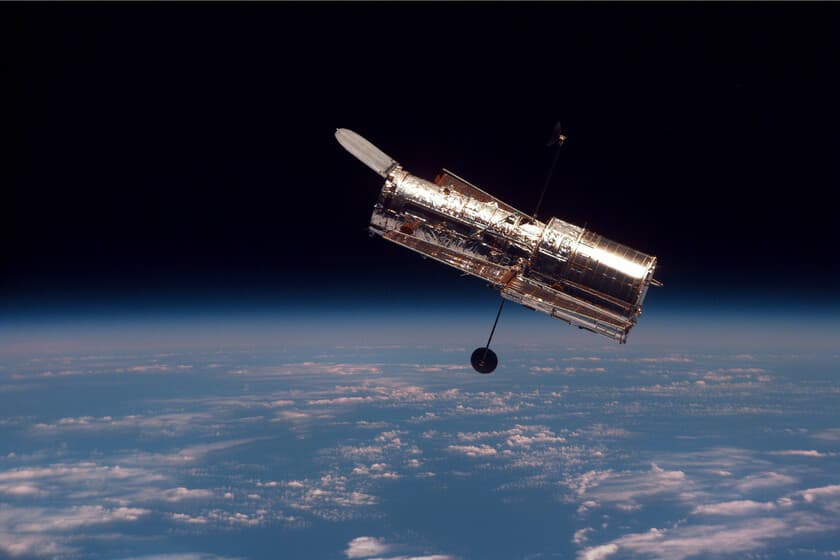 Telescopio espacial Hubble en órbita terrestre, con la Tierra de fondo