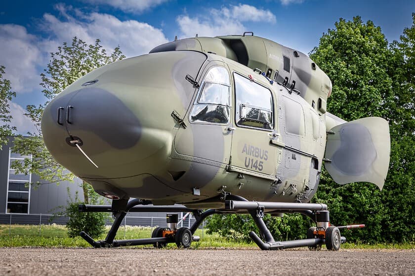 Helicóptero no tripulado Airbus lanzando drones en vuelo colaborativo
