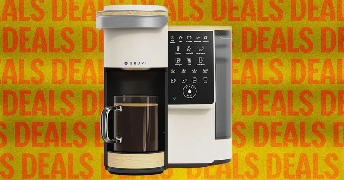 Cafetera Bruvi BV-01 en una encimera minimalista, con una taza de café humeante al lado.