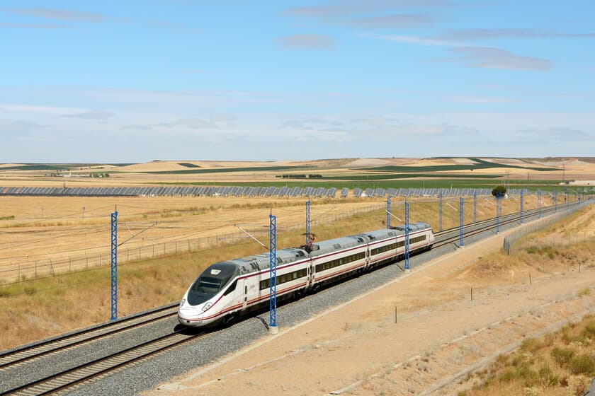 Tren Renfe en una estación con calor extremo, pasajeros abanicándose