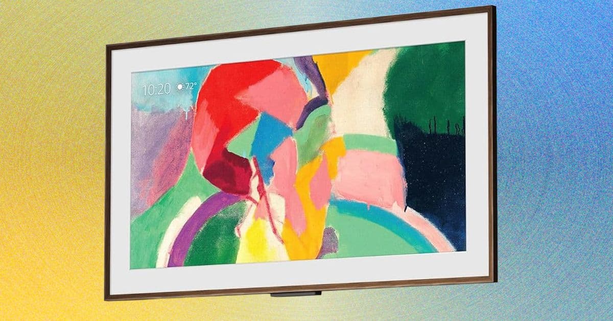 Amazon Ember Artline montada en la pared mostrando una obra de arte digital con marco beige