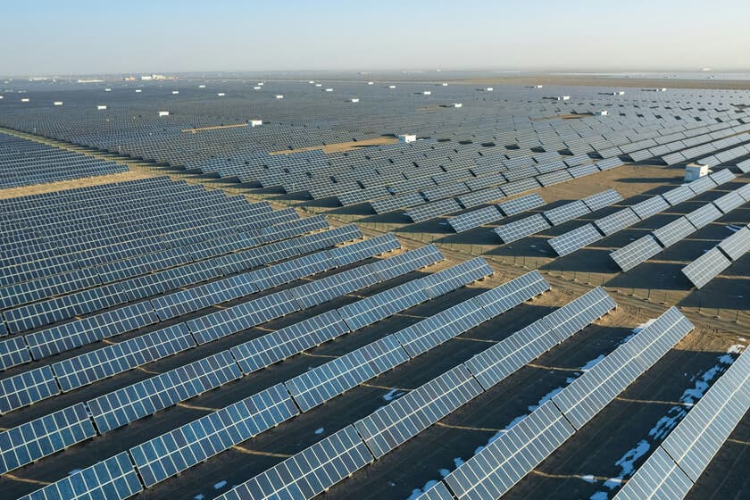 Paneles solares en una fábrica china con excedentes apilados