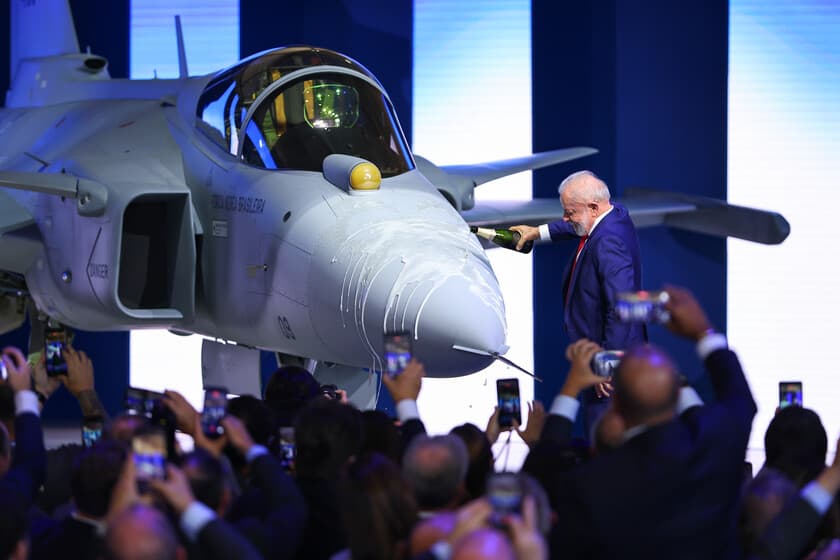 Caza Gripen E de la Fuerza Aérea Brasileña en la línea de ensamblaje de Embraer