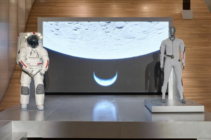 Maqueta del traje espacial AxEMU de Axiom Space y Prada para la misión Artemis III