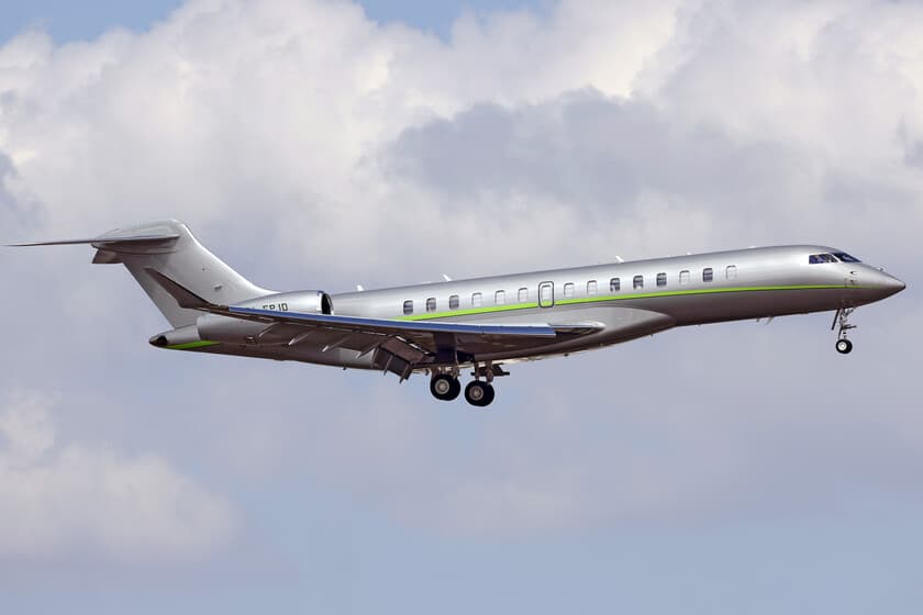 Bombardier Global 8000 en vuelo sobre el océano