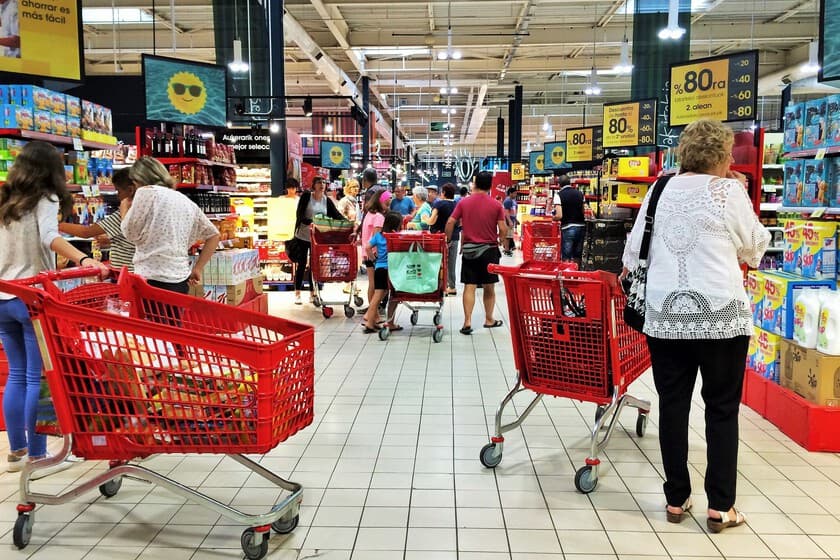 Estante de supermercado con productos de marca blanca y etiquetas de precio